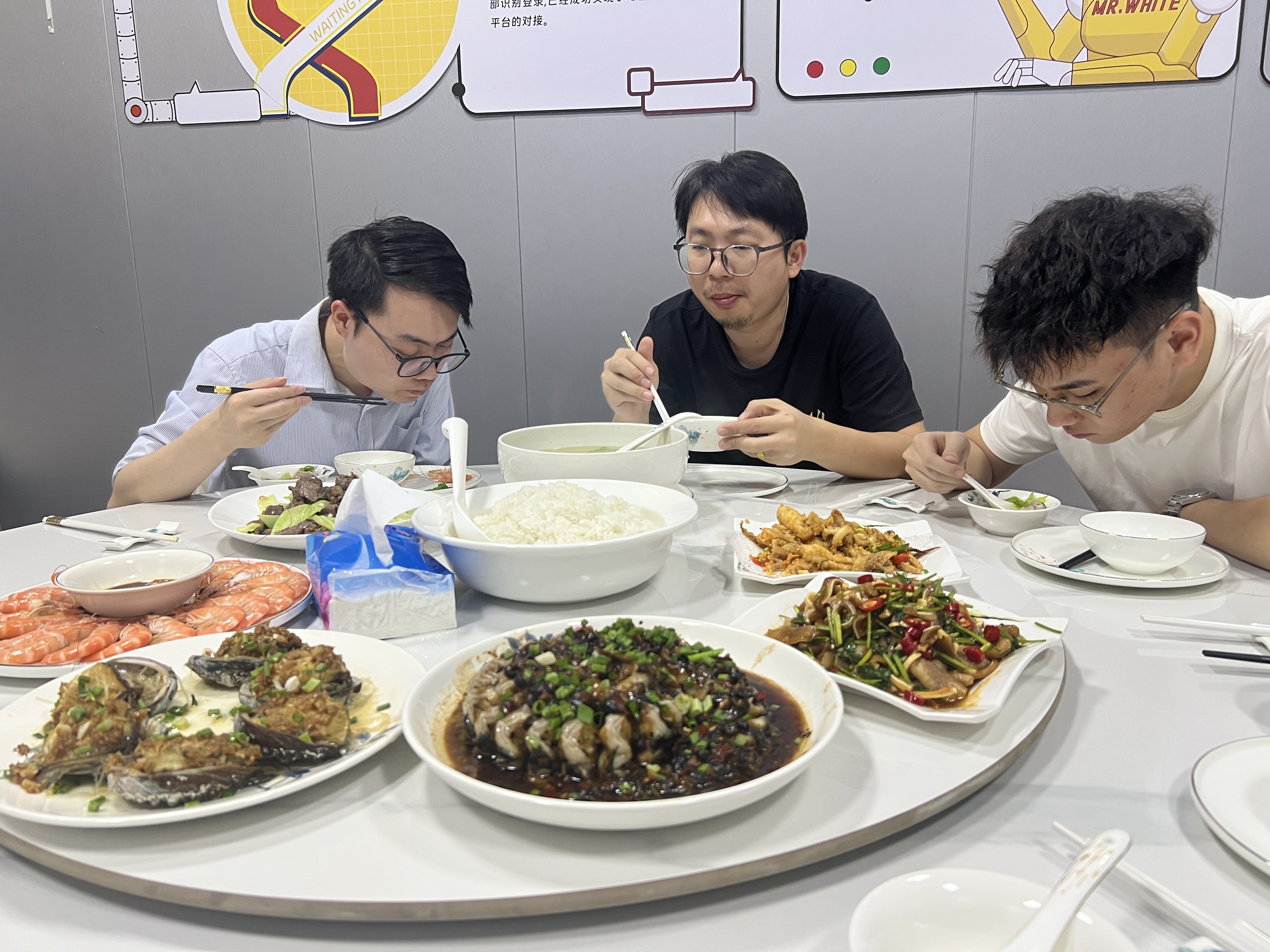 国庆黄金周前的暖心相聚：围桌共话青春，笑谈岁月情长